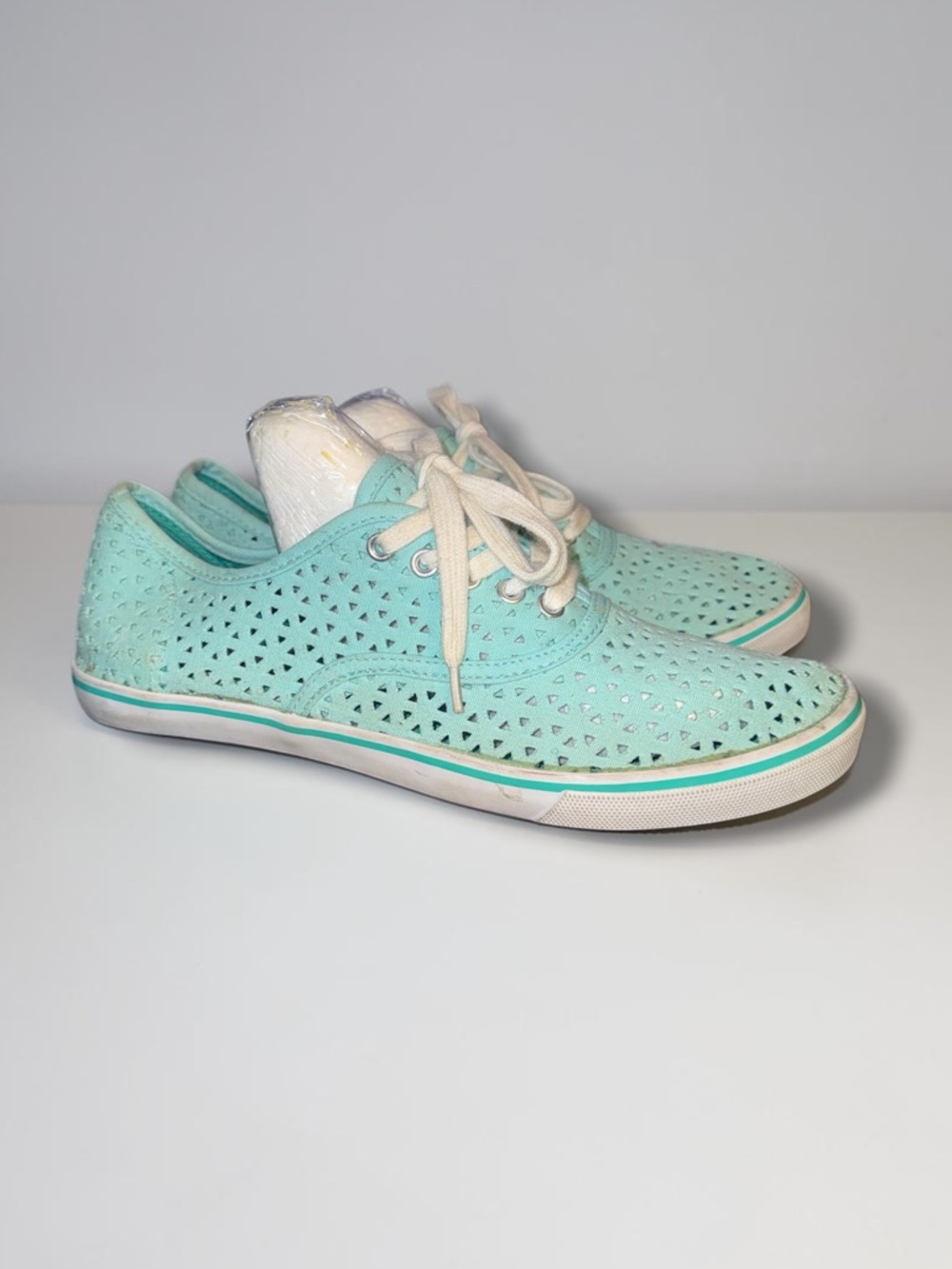 Aeropostale aqua laser cut sneakers